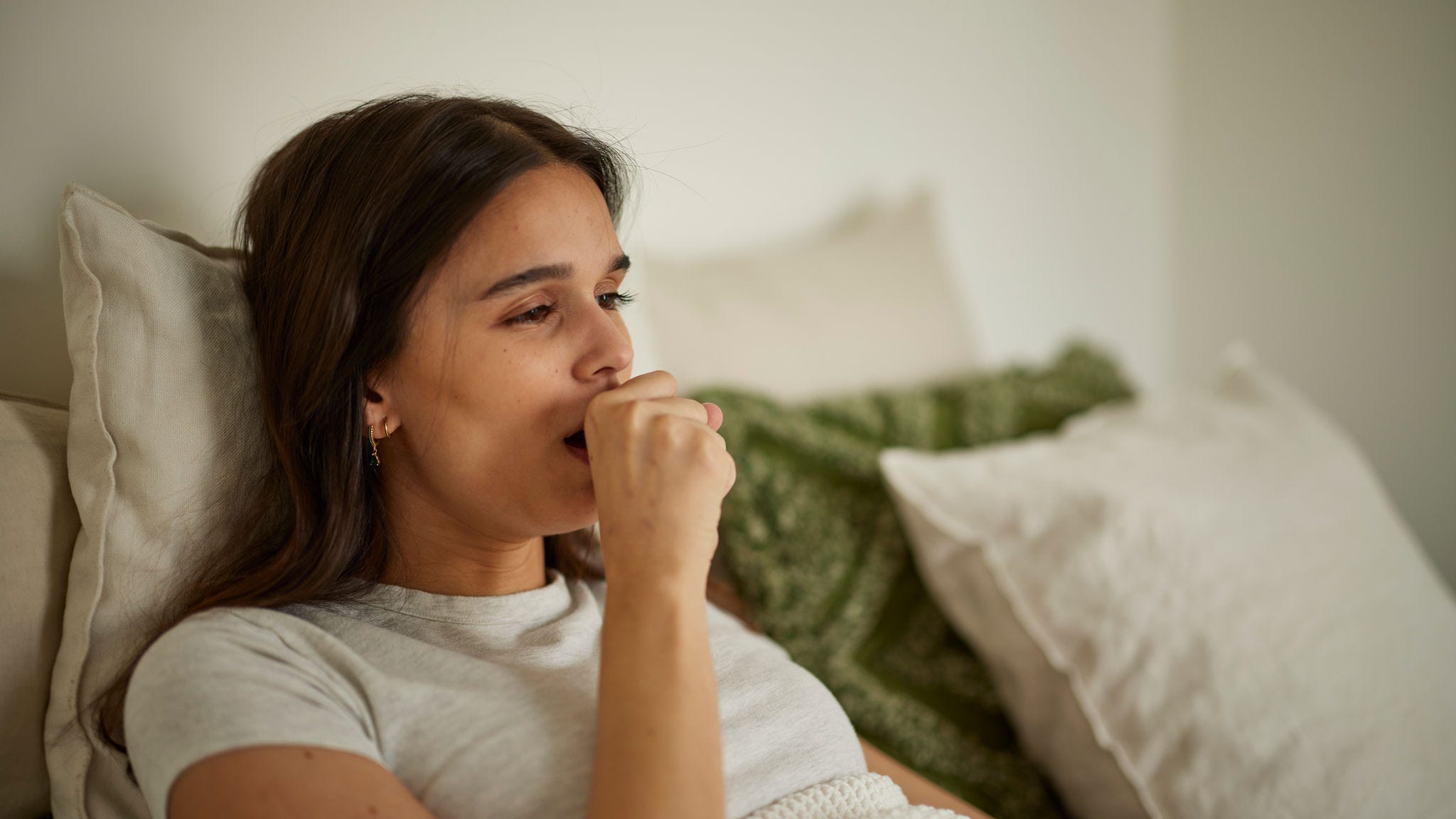 Mujer sufriendo los síntomas de la alergia