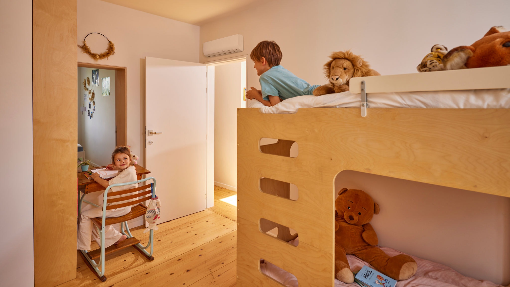 Niños disfrutando de la temperatura ideal en invierno gracias al sistema de calefacción de Daikin
