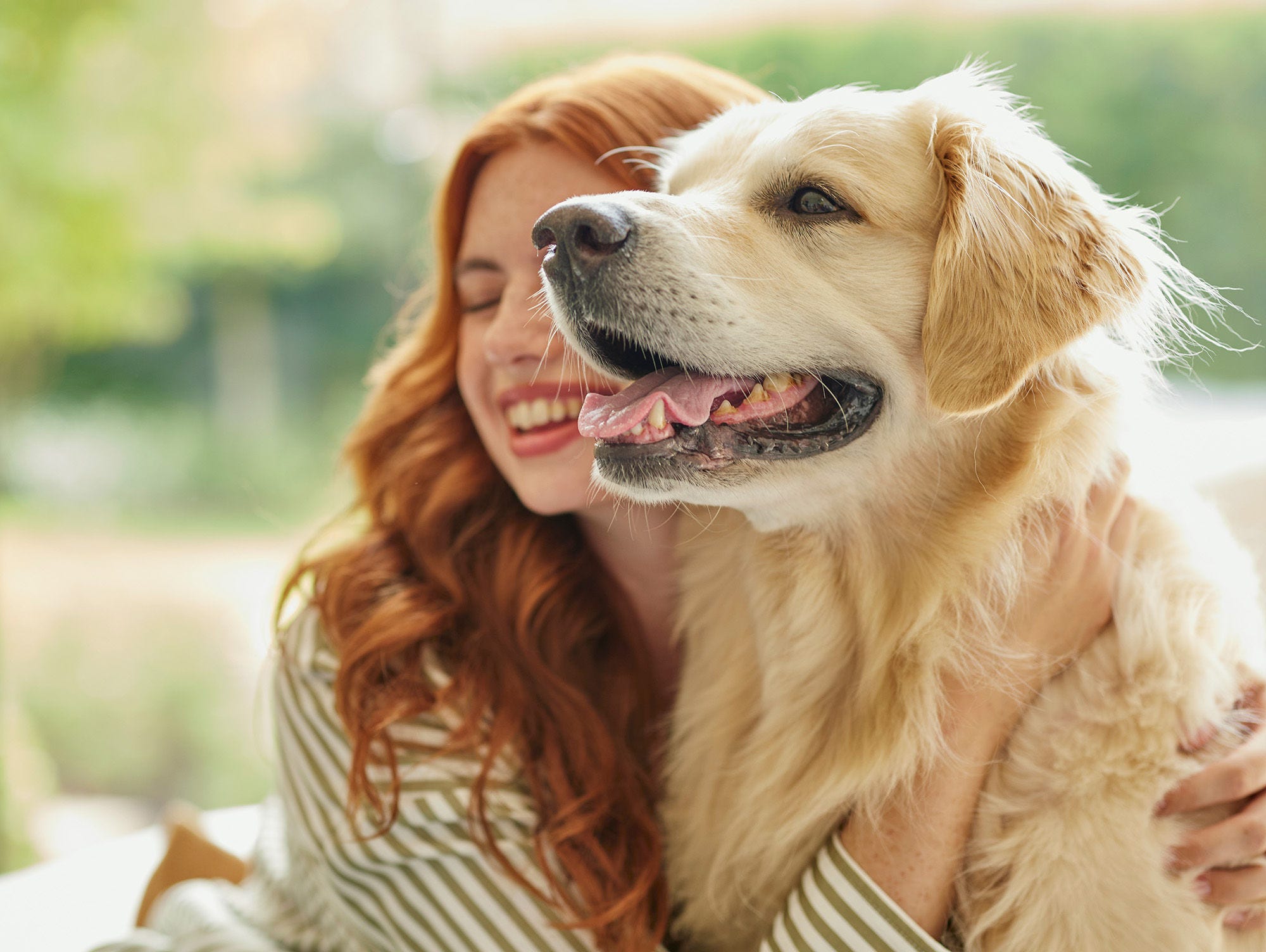 Mujer abrazando a su Perro