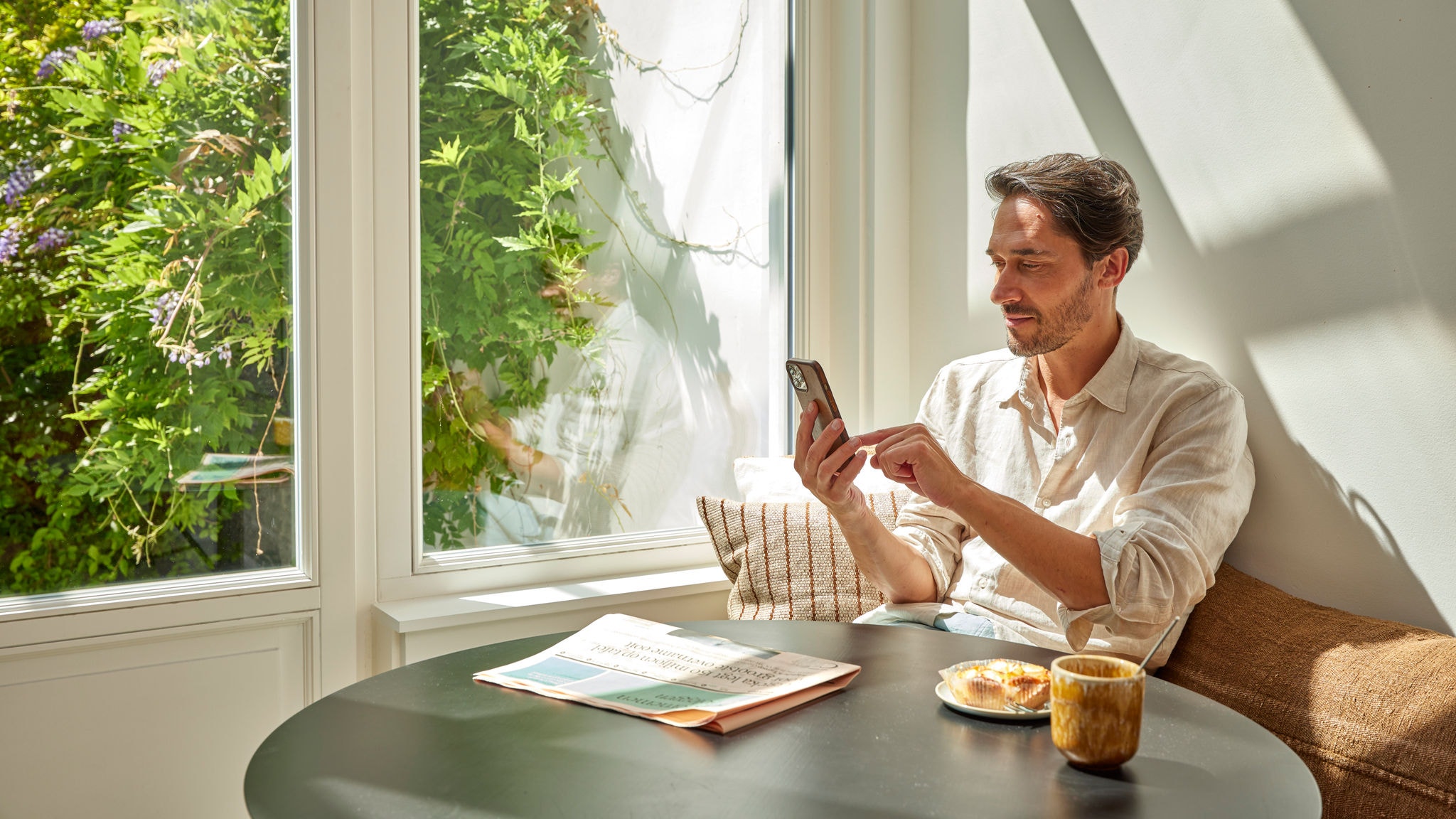 Hombre revisando el consumo en calefacción de su bomba de calor