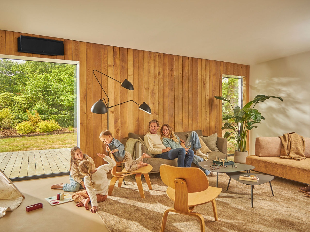 Una Familia disfrutando del salón de su hogar