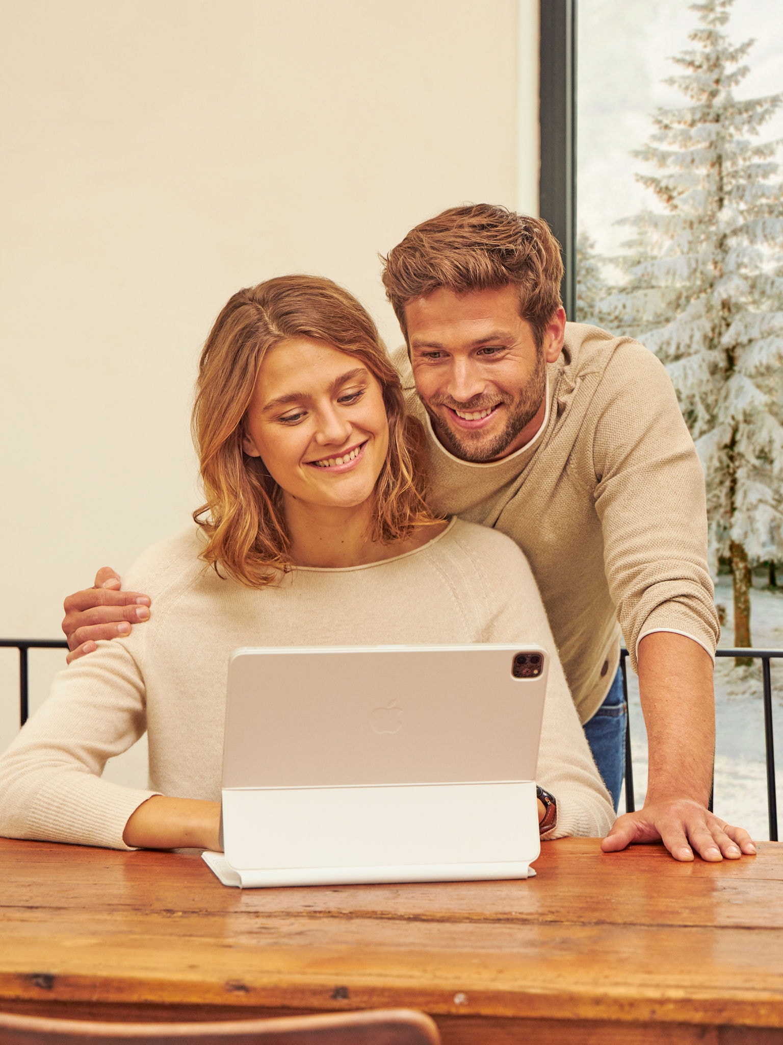 Una pareja eligiendo el alto rendimiento de Daikin Altherma 4
