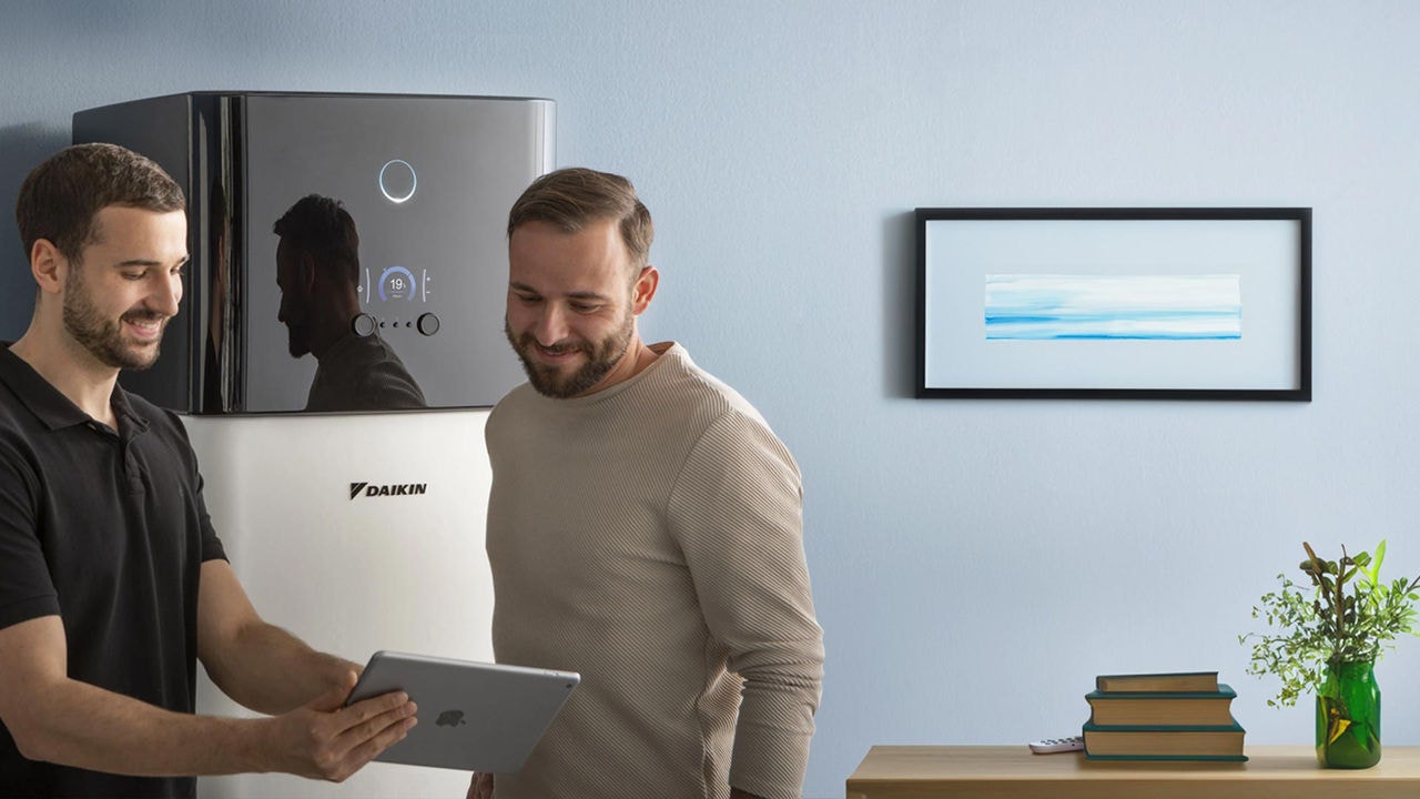 Instalador explica su nuevo Daikin Altherma al cliente.