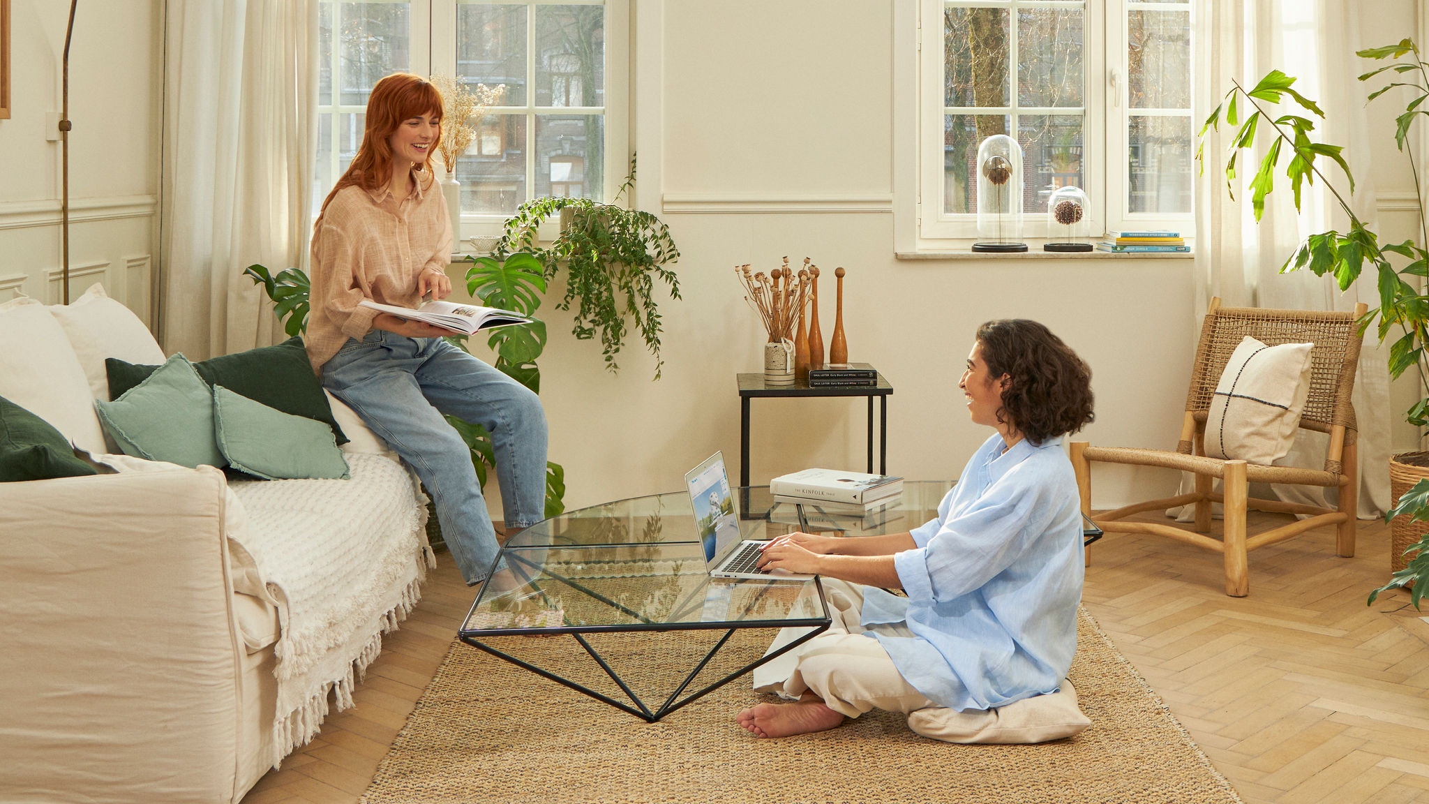 Amigas disfrutando de su instalación de aerotermia en vivienda unifamiliar