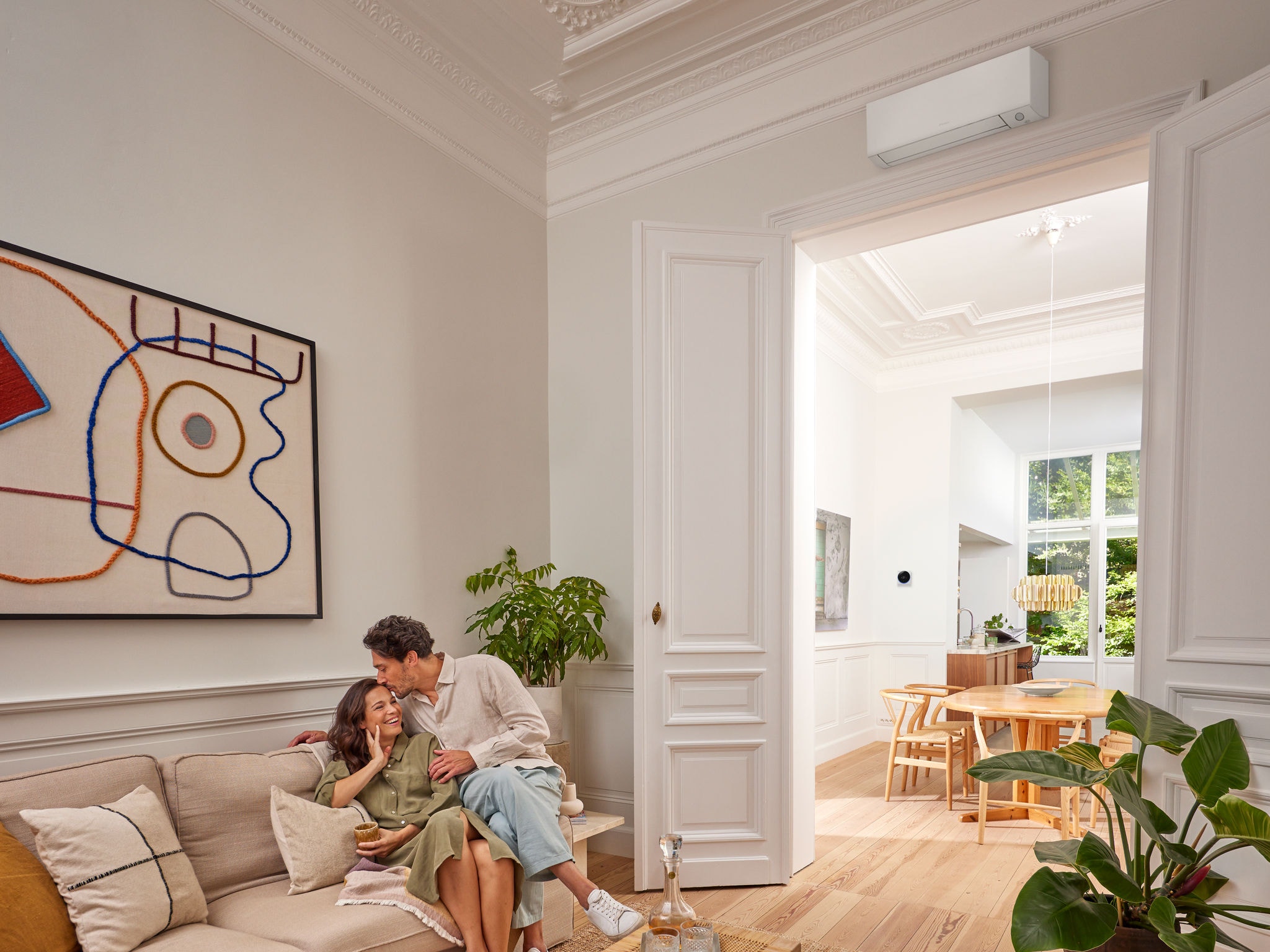 Pareja disfrutando de un ambiente fresco gracias al modo cool de su aire acondicionado