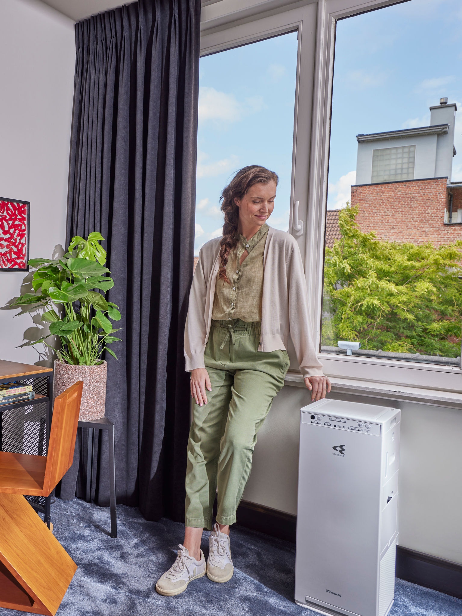 Mujer de pie junto a su purificador de aire