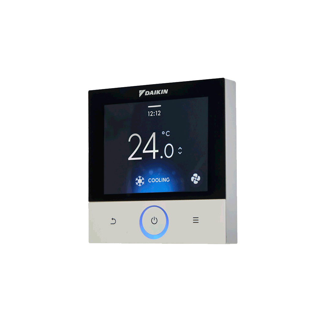 Termostato táctil Daikin mostrando 24 grados en modo refrigeración (Cooling)