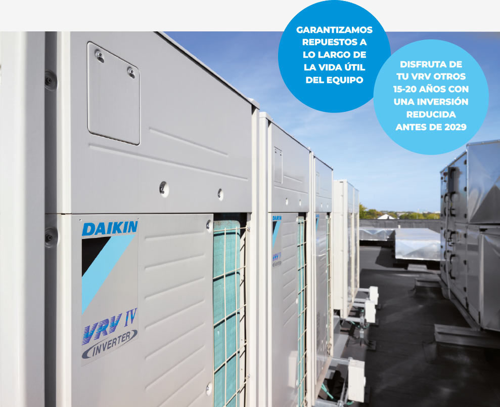 Unidades exteriores Daikin VRV IV instaladas en azotea, con texto destacado sobre garantía de repuestos e inversión reducida antes de 2029