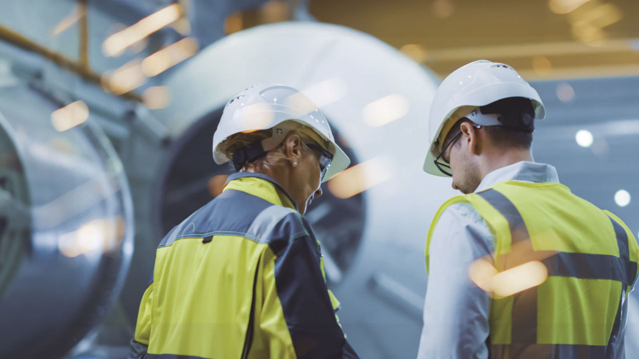 Trabajadores en una nave