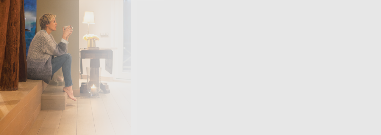 Mujer tomando café con la calefacción puesta