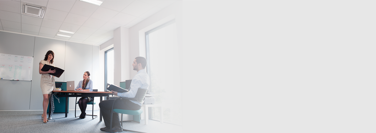 Tres personas en una reunión en la oficina