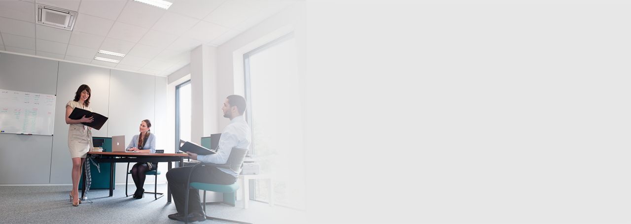 Tres personas en una reunión en la oficina