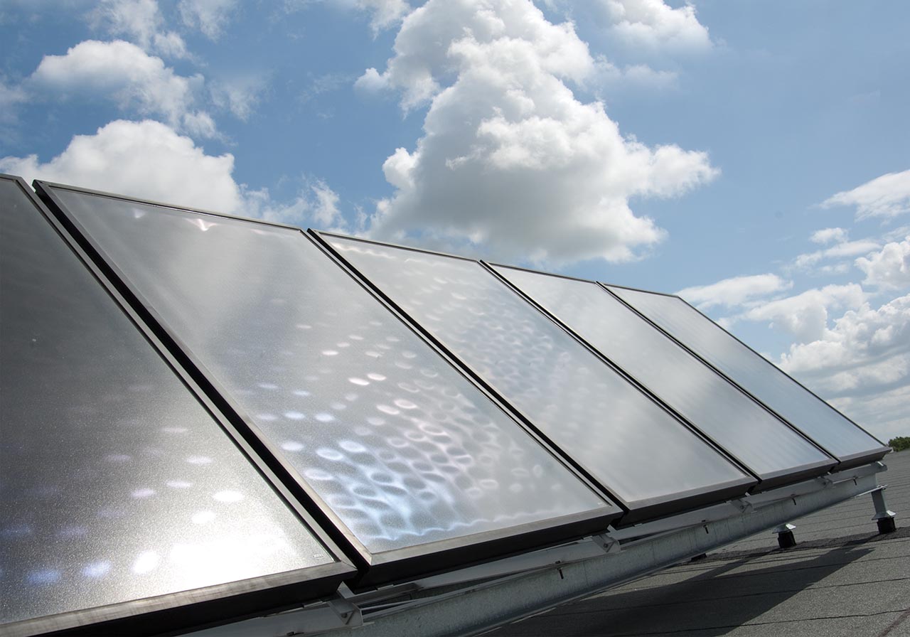 Paneles solares en un tejado.